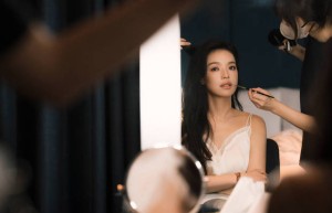 舒淇发布会：简约时尚造型，笑容明媚显松弛