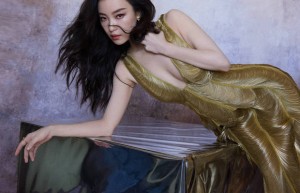 倪妮金色深V长裙：锁骨精致，曲线曼妙之美