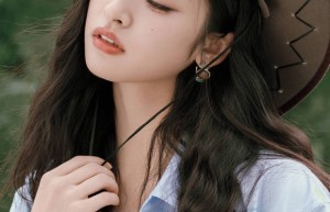 沈月牛仔装束，风中浅笑显活力