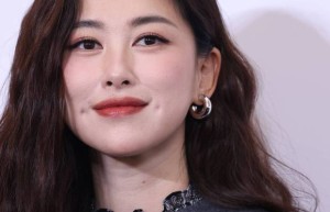 朱珠灰色斗篷显时尚干练，41岁气质优雅动人