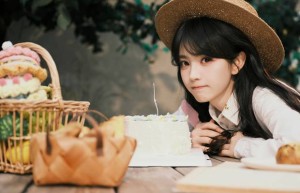 田曦薇28岁庆生照：《棕色背带裤》戴草帽显俏皮