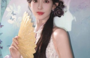 孟子义新中式旗袍演绎温婉侧编发显柔媚