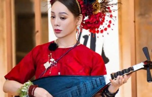 戴簪花执扇，宁静展现东方韵味