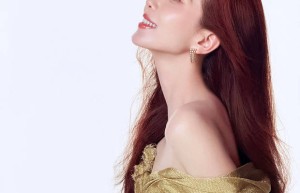 刘诗诗穿一字肩长裙展窈窕，红发慵懒似美人鱼