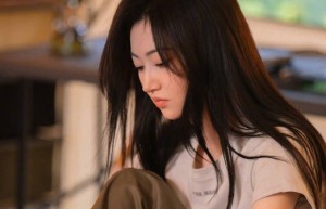 景甜露营照：吃瓜比心，少女感爆棚