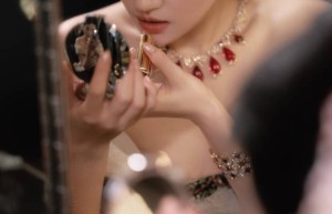 刘亦菲着抹胸礼服 公主盘发显慵懒贵气