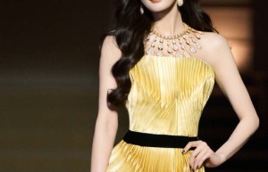 杨幂鎏金抹胸裙闪耀，如金色曼陀罗般迷人