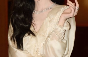 鞠婧祎米白长裙《温柔气质》 大波浪《女神风范》