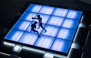 《比如父子》电影解析：虚拟城市的穿梭之门