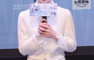 《遥远的普若岗日》首映：佟丽娅与唐诗逸致敬干部