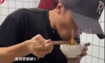 谢霆锋探访成都“眼哥”面馆，老板忙到日食一餐