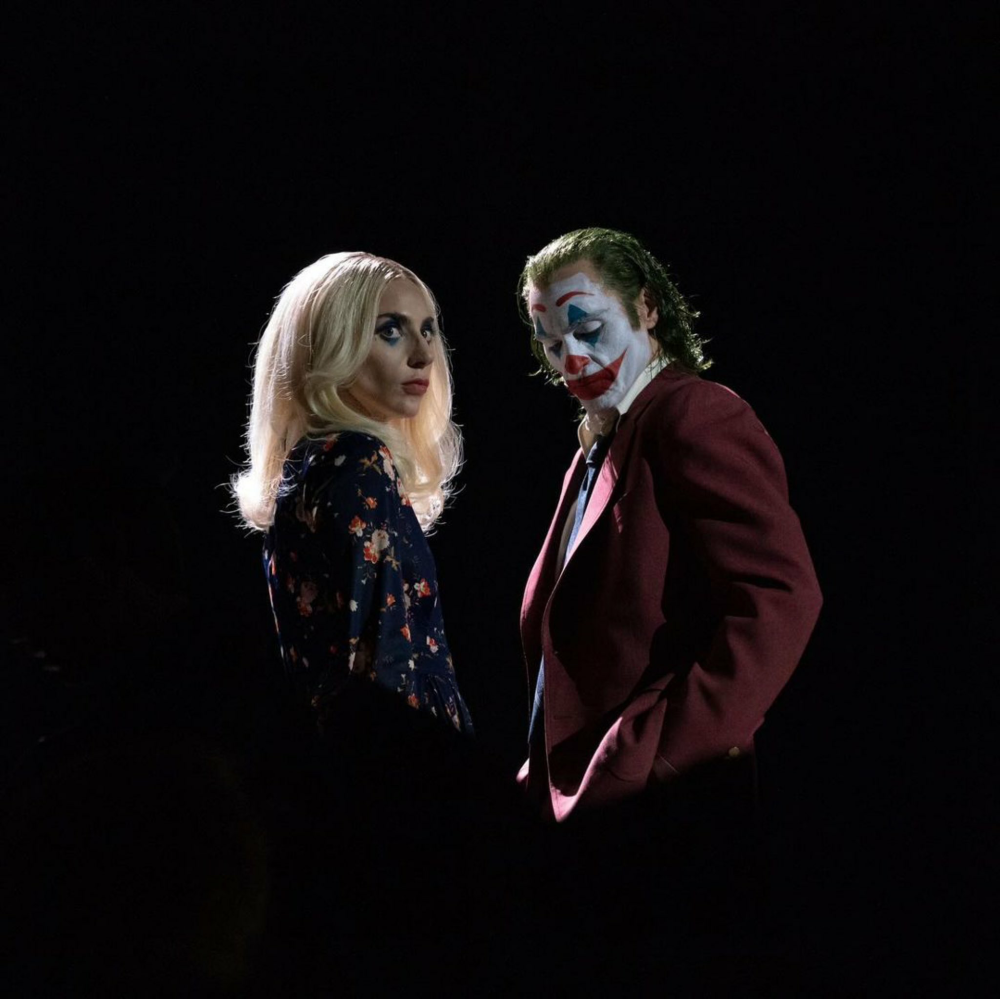 小丑2正式回归，首款海报亮相Lady Gaga版小丑女惊艳登场