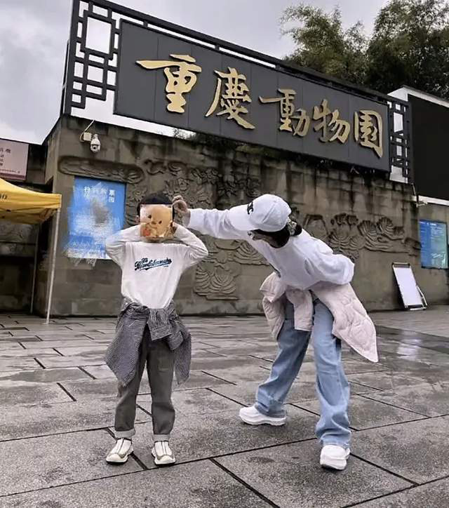赵丽颖新戏杀青，母子同游动物园画面温馨-2