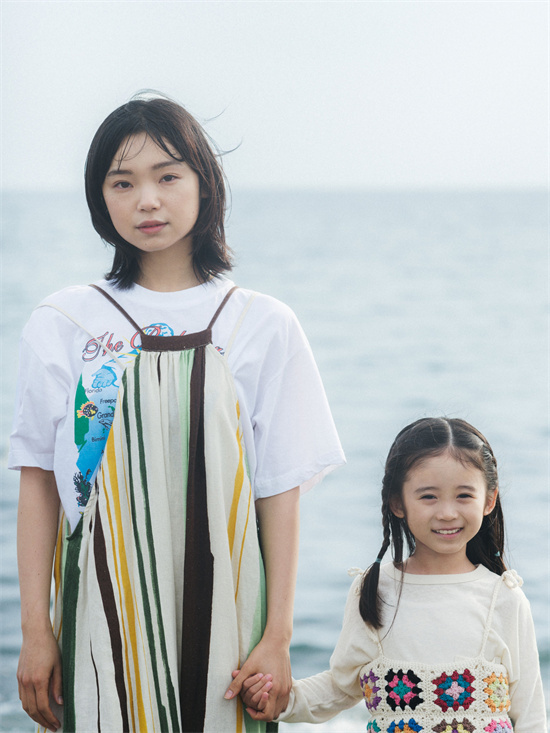 古川琴音单身和孩子一起参演目黑莲的新作《海的开始》-1