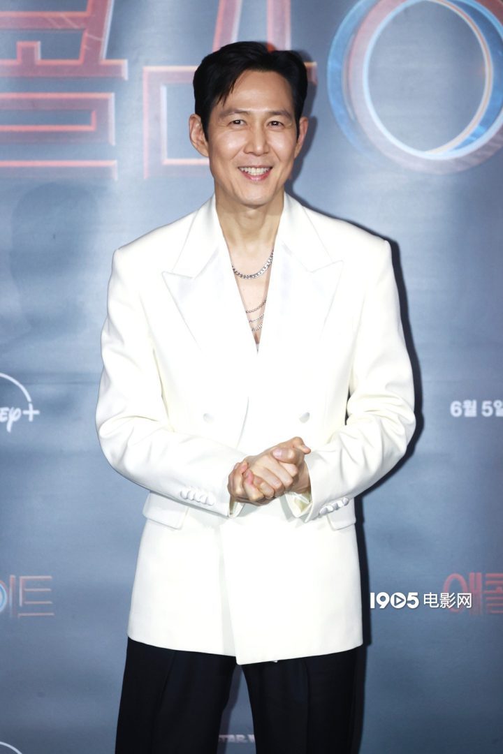 李政宰在首尔参加星战剧集《侍者》活动，努力练习英文，可谓舌尖为英文所坚-2