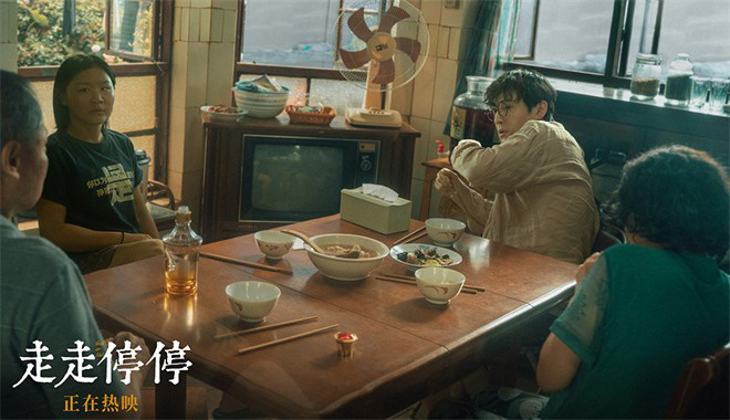 胡歌金靖“兄妹制爸”正片片段发布，引发关注-1