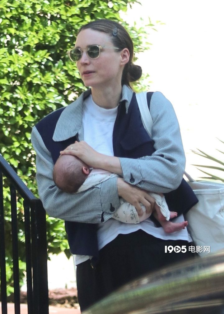 39岁鲁妮·玛拉决定高龄再育二胎，与菲尼克斯未婚育二子-1