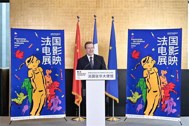 章子怡在法国电影展映开幕式上获赠周年纪念礼物-2
