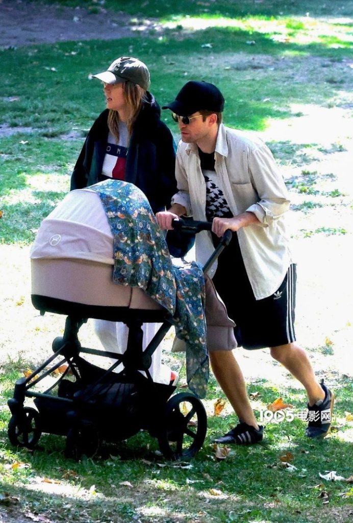 罗伯特·帕丁森和女友与女儿一同外出 享受温馨家庭时光！