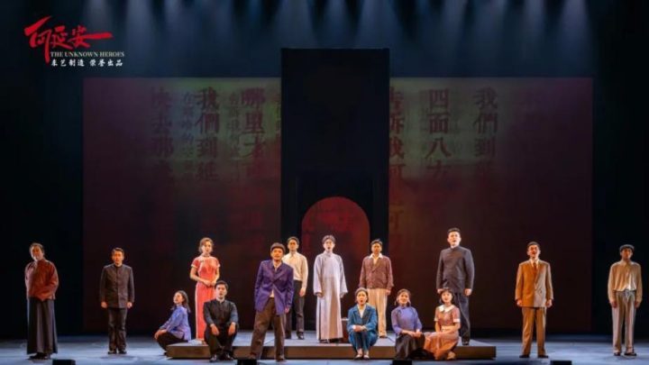 李施嬅首秀话剧舞台《向延安》，演技突破角色获赞观众-1