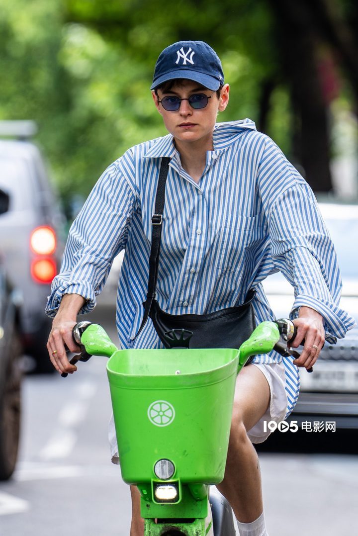 艾玛·科林和拉米·马雷克欣然骑行街头 疑似订婚-1
