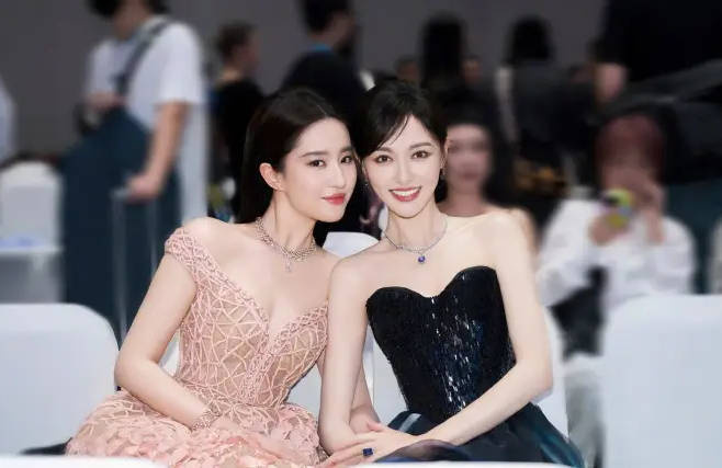 刘亦菲与唐嫣合影自拍 画面养眼绝佳-2