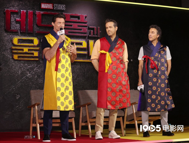 逃不过的比心！小贱贱狼叔在首尔站穿着韩服亮相《死侍3》-1