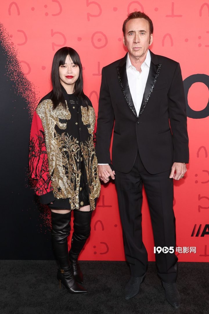 《长腿怪》首映式：凯奇携性感梦露左右两极抱娇妻-2
