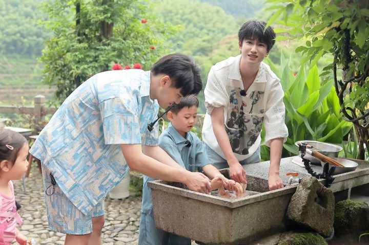 《三孩来了2》：敖子逸、曹恩齐惊喜加盟，搞笑上演带娃日常！-1
