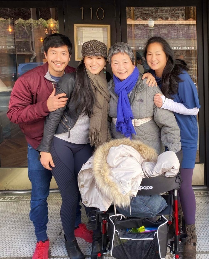 郑佩佩之子现和玉发表文章以悼念母亲：她是我们生命中的一颗星星-2