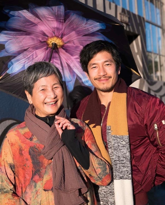 郑佩佩之子现和玉发表文章以悼念母亲：她是我们生命中的一颗星星-3