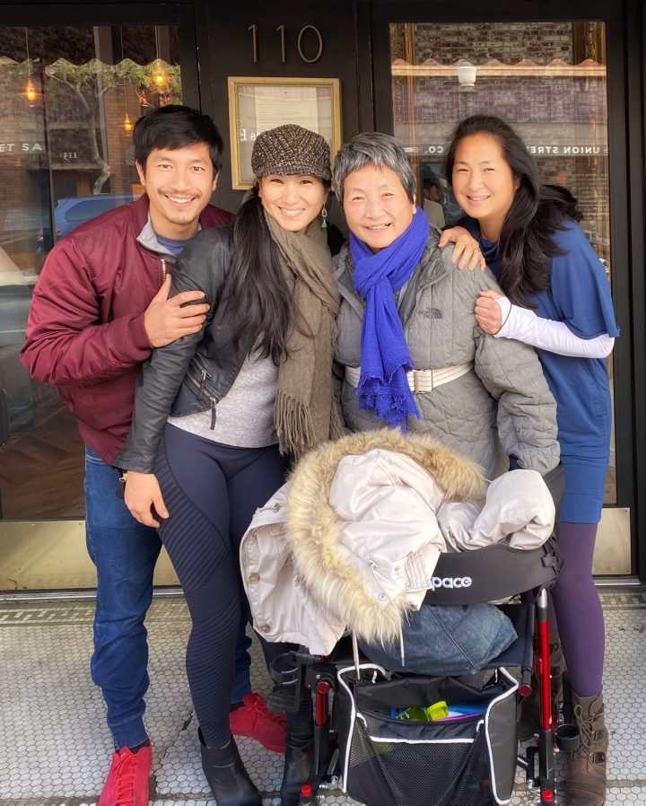 郑佩佩之子发文悼念母亲：她的精神一直指引着我-1