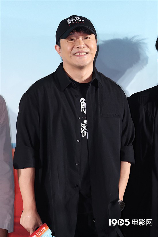 陈思诚新片《解密》首映班底亮相，周润发惊喜现身合影自拍-2