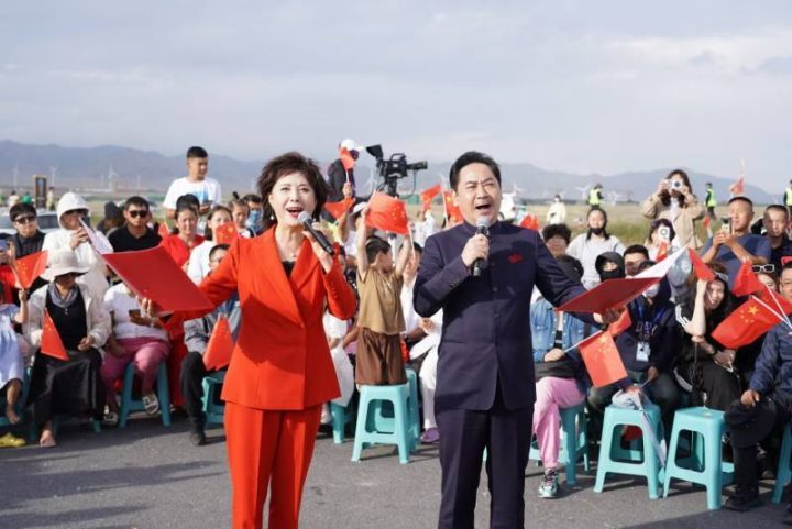 《放歌中国》文艺演出走进赛里木湖，舞台搬到了群众中间-2