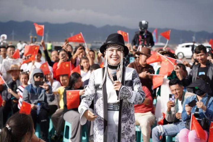 《放歌中国》文艺演出走进赛里木湖，舞台搬到了群众中间-1