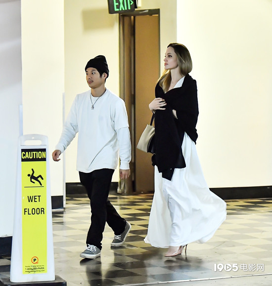 安吉丽娜·朱莉的越南裔养子因严重车祸受伤，需长期康复-1