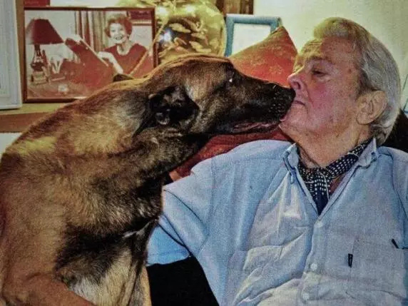 阿兰·德龙放弃爱犬陪葬愿望，受到动保人士反对-1