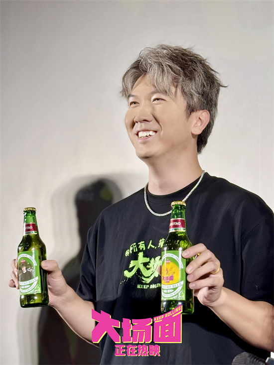 张祐维在大场面路演中用青岛方言表演，观众送上藏头诗，展现绝佳收官氛围-1