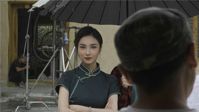郭佳宁挑战自我，演绎《直到世界尽头》中的老板娘-2