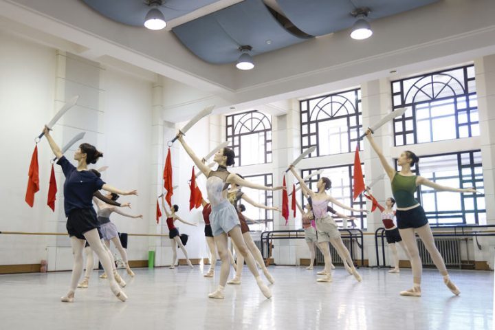 中芭《红色娘子军》迎来首演60周年盛典，下周将连演十场，掀起高潮-1