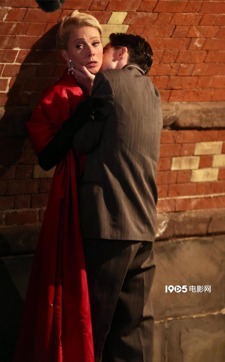 《至尊马蒂》路透：甜茶与小23岁小辣椒上演激情吻戏-2