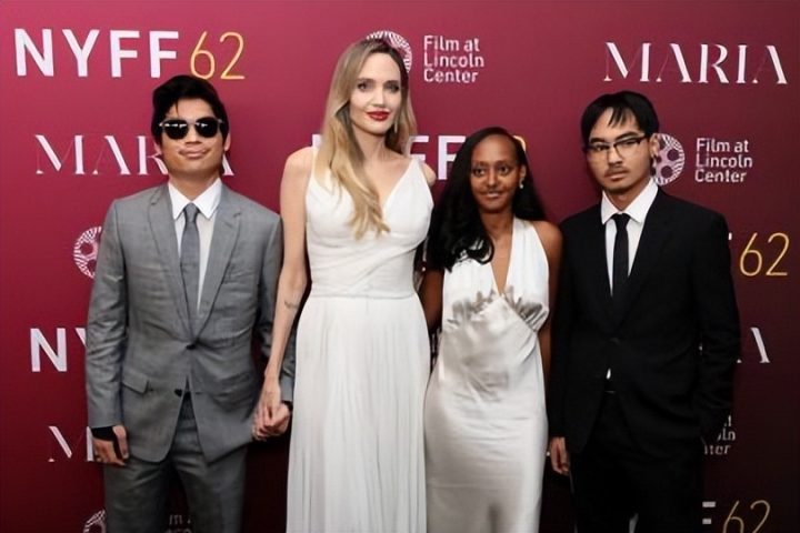 安吉丽娜·朱莉携子女出席《玛丽亚》首映，影片11月27日上映-1