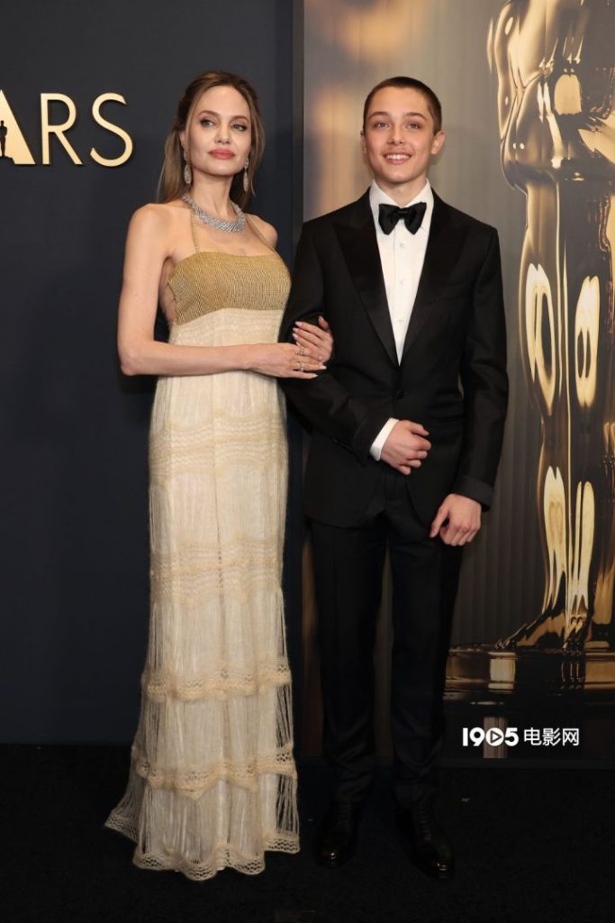 安吉丽娜·朱莉携16岁儿子诺克斯亮相GA，撞脸甜茶