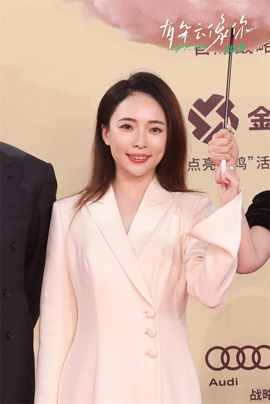 金鸡红毯浪漫亮相：屈楚萧王子文携《有朵云像你》-1