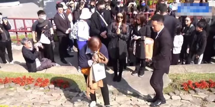 林心如献花：琼瑶花葬现场感人一刻-2