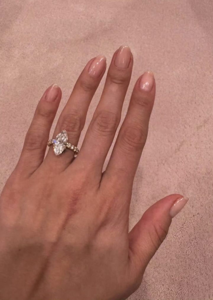 赛琳娜·戈麦斯晒订婚钻戒 网友疑惑:就他？-1