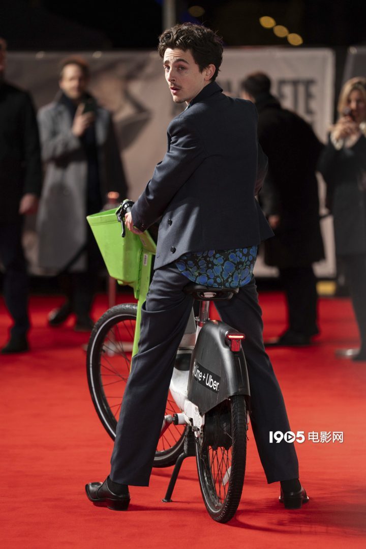 《无名小辈》首映现场：甜茶骑单车遭罚款违规停车-2
