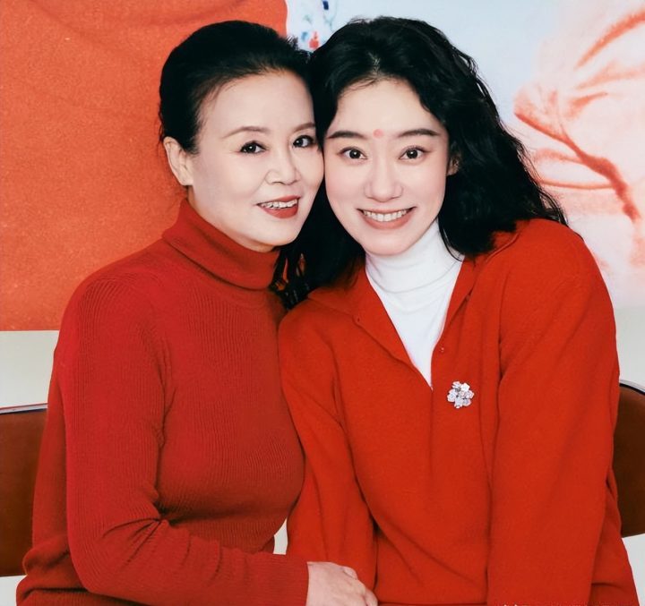 母女同框：张小斐妈妈颜值高-1