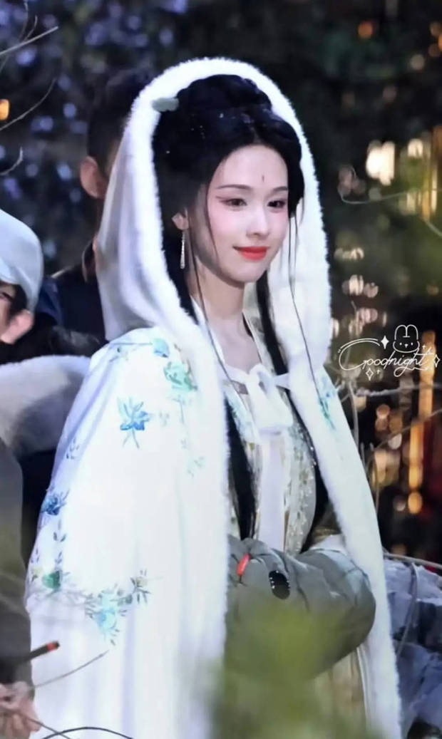 陈都灵清冷感十足的斗篷造型弹奏琵琶-1