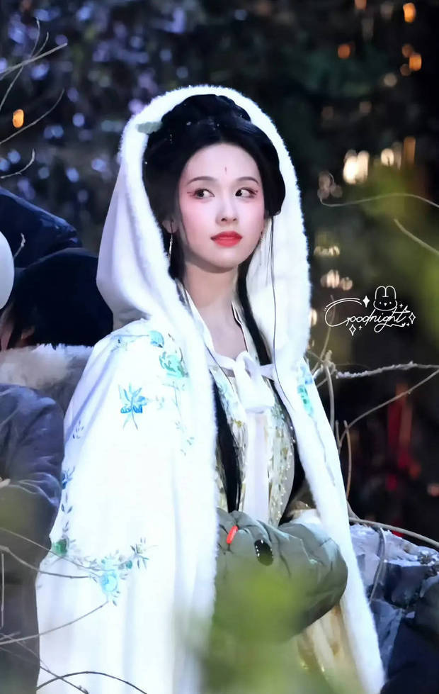 陈都灵清冷感十足的斗篷造型弹奏琵琶-2